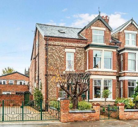 Queens One Urmston Extérieur photo