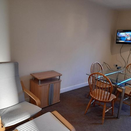 Queens One Urmston Extérieur photo