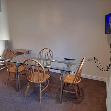 Queens One Urmston Extérieur photo