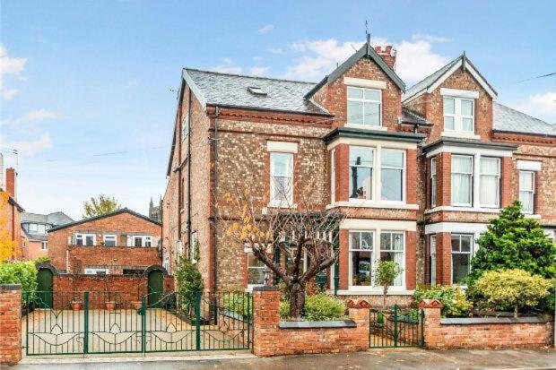 Queens One Urmston Extérieur photo