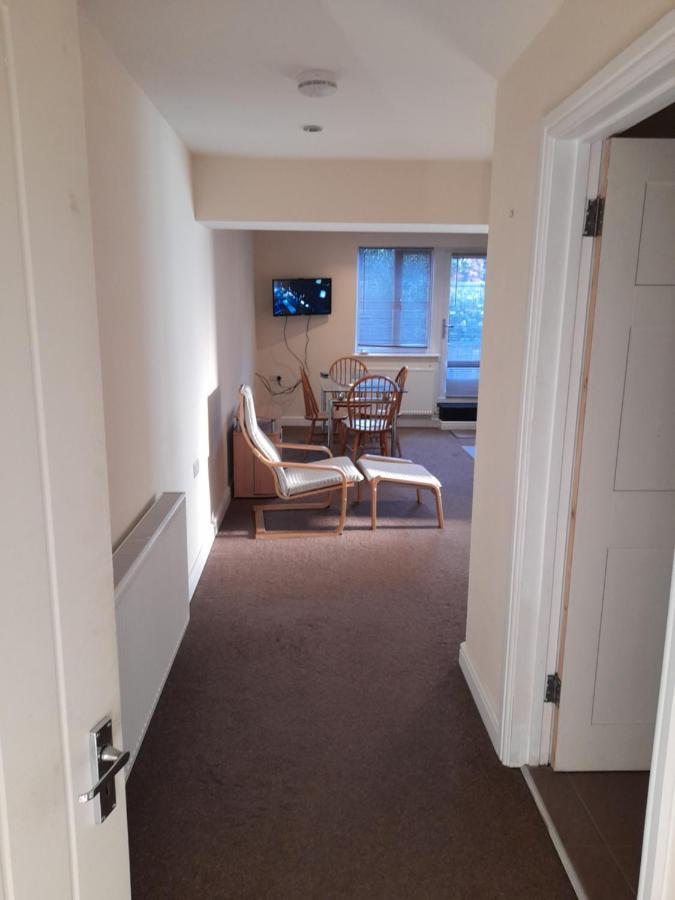 Queens One Urmston Extérieur photo