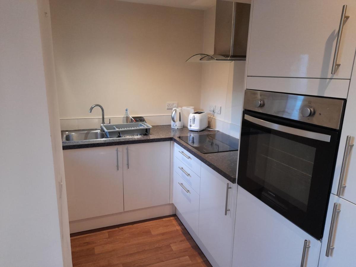 Queens One Urmston Extérieur photo