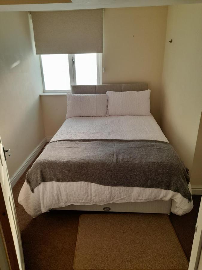 Queens One Urmston Extérieur photo