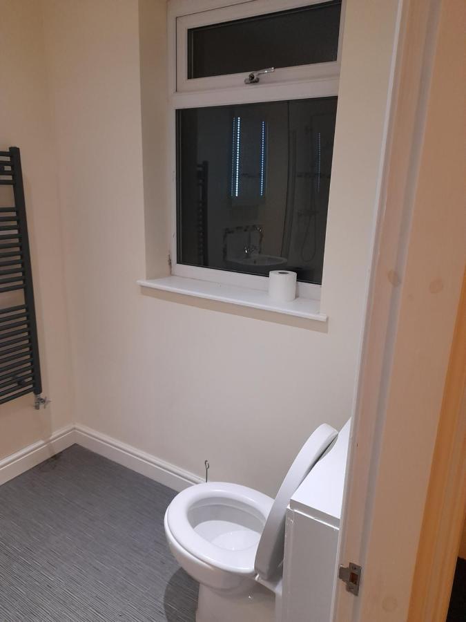 Queens One Urmston Extérieur photo