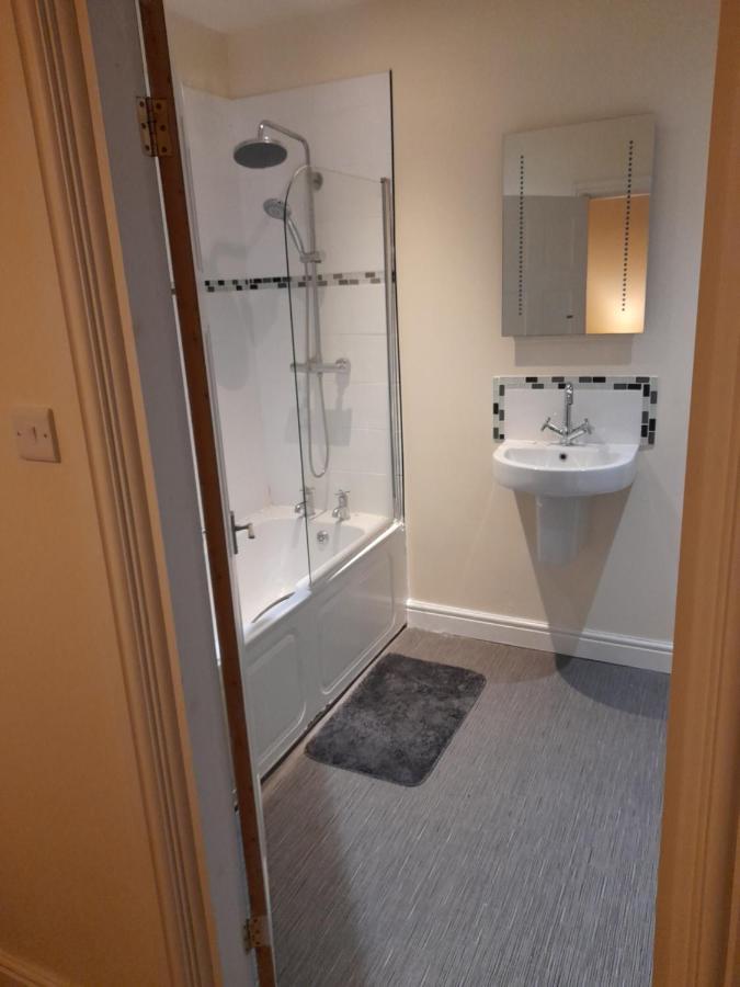Queens One Urmston Extérieur photo