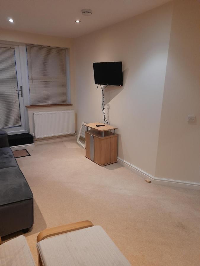 Queens One Urmston Extérieur photo
