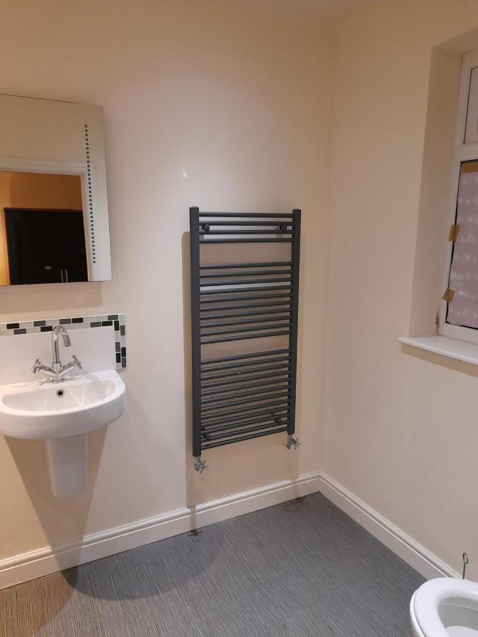 Queens One Urmston Extérieur photo