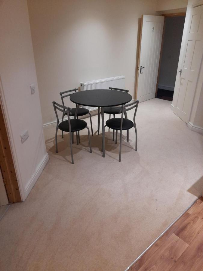 Queens One Urmston Extérieur photo