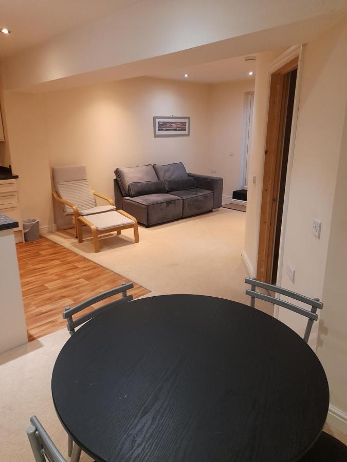 Queens One Urmston Extérieur photo