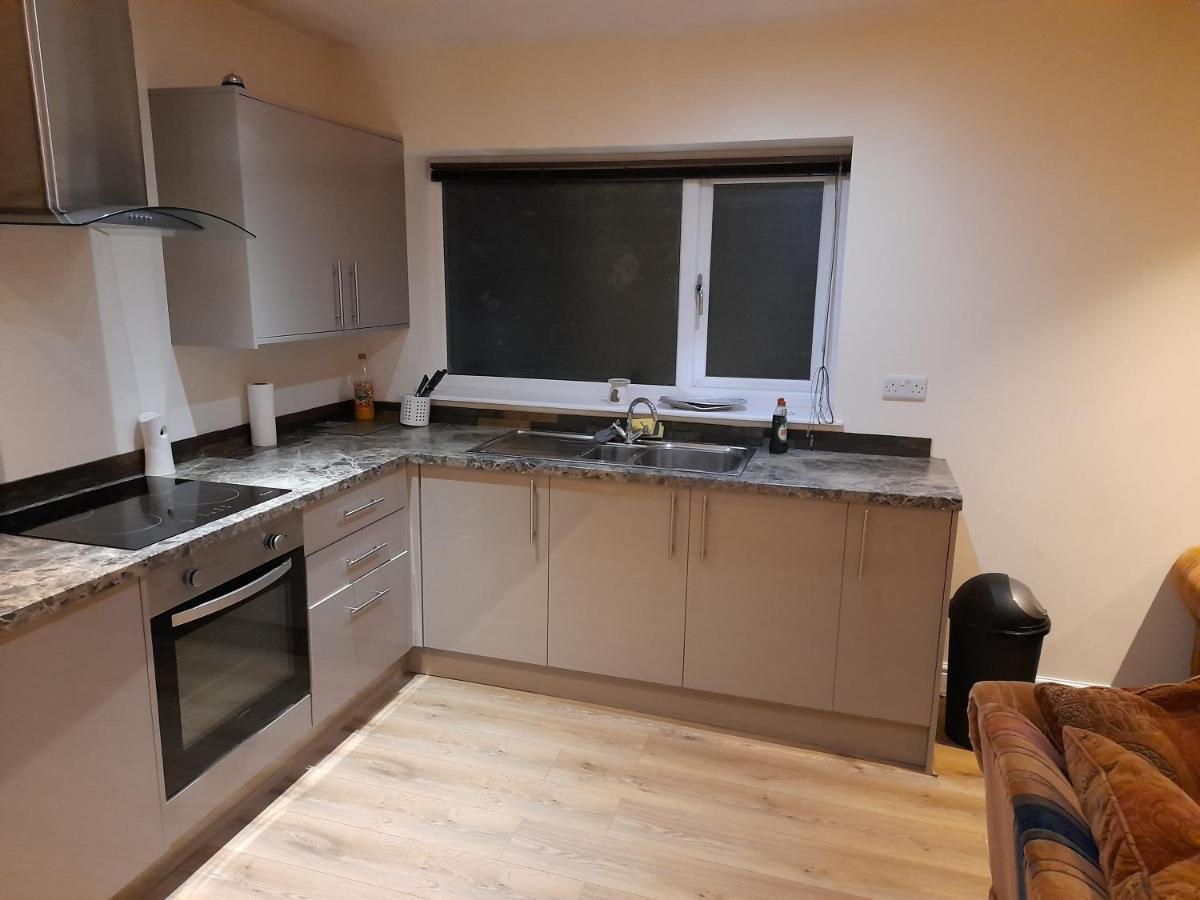 Queens One Urmston Extérieur photo