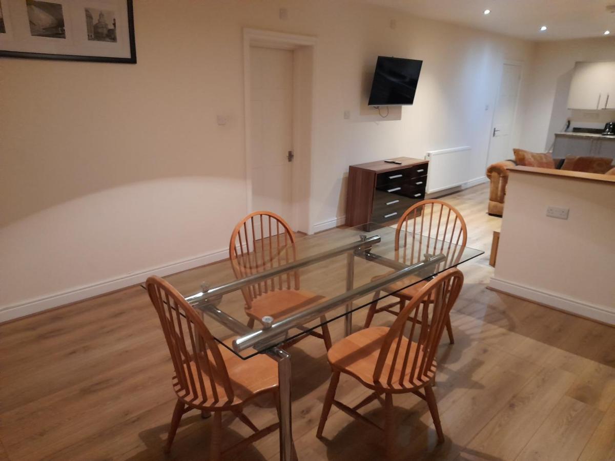 Queens One Urmston Extérieur photo