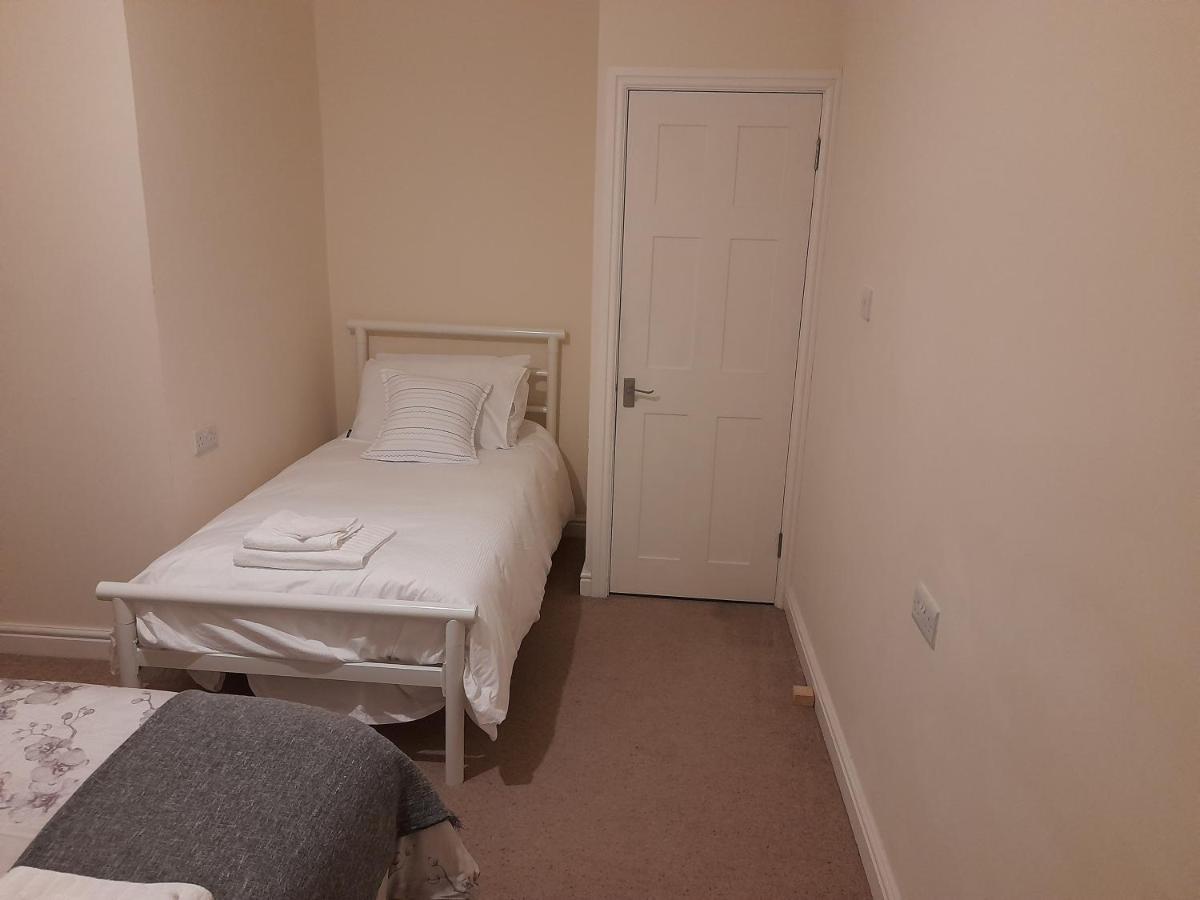 Queens One Urmston Extérieur photo