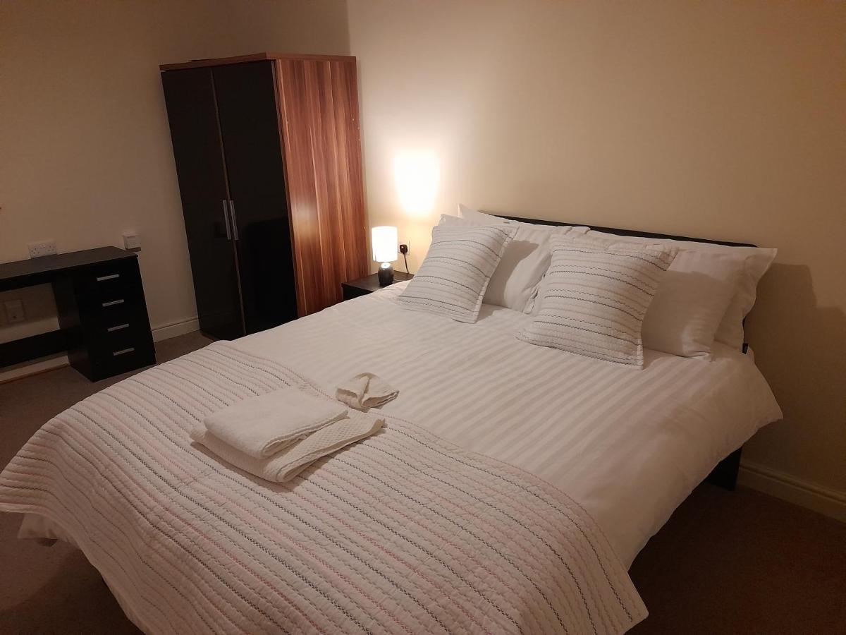 Queens One Urmston Extérieur photo