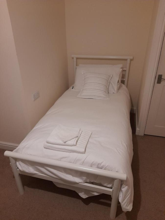 Queens One Urmston Extérieur photo
