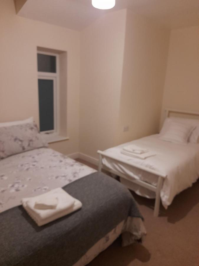 Queens One Urmston Extérieur photo