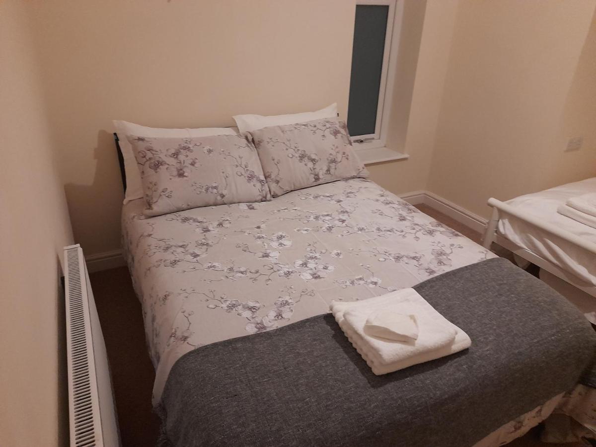 Queens One Urmston Extérieur photo