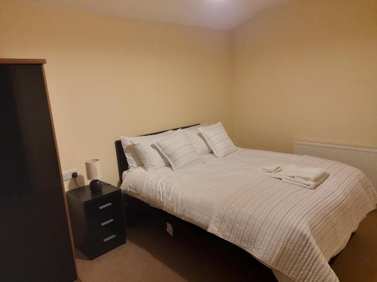 Queens One Urmston Extérieur photo