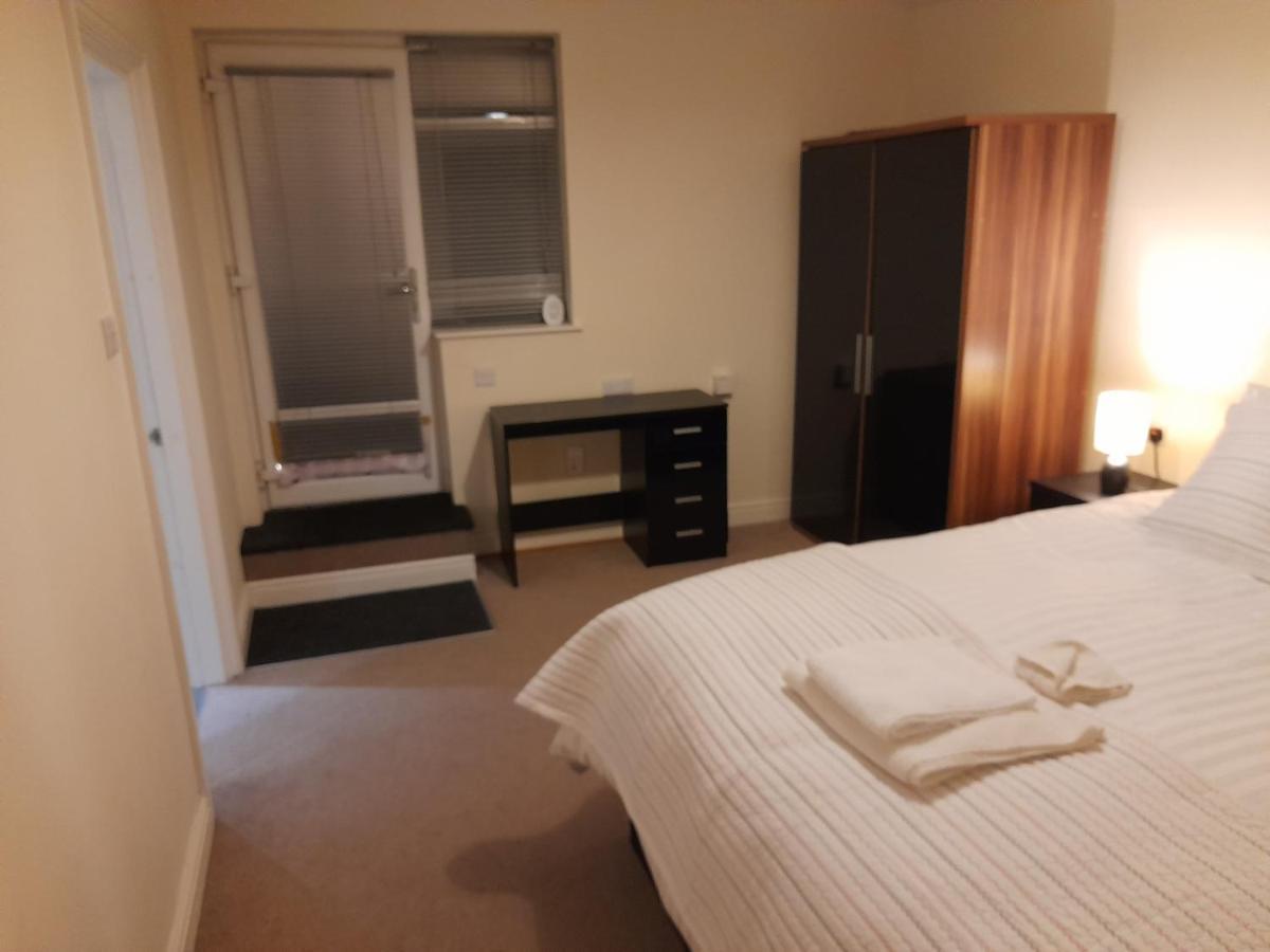 Queens One Urmston Extérieur photo