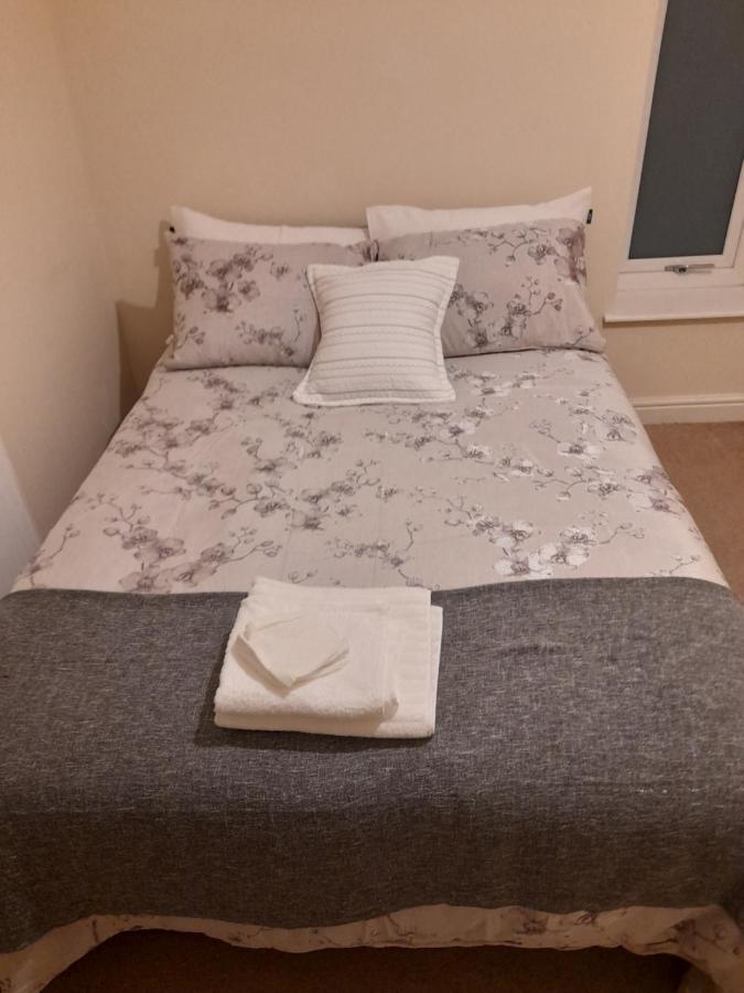 Queens One Urmston Extérieur photo